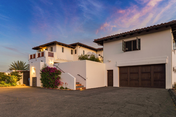 malibu villa rental driveway with garage