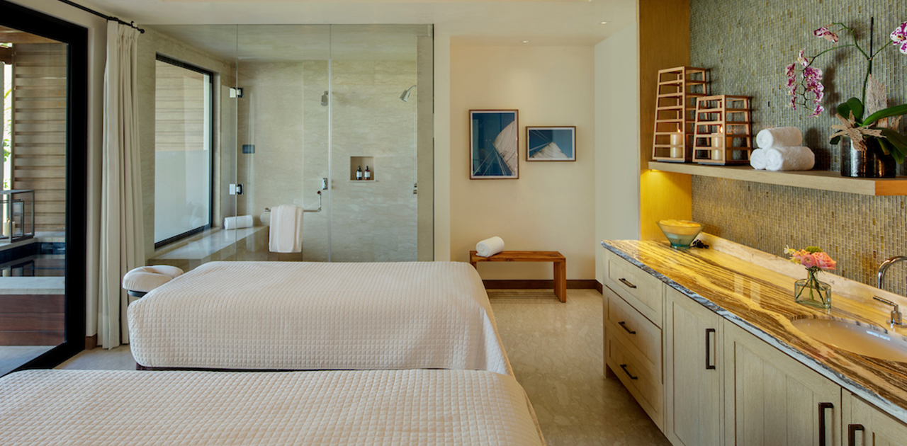 chileno bay spa suite with plunge pool massage room