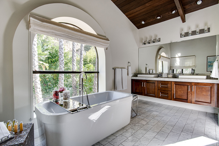hollywood hills villa rental bathtub