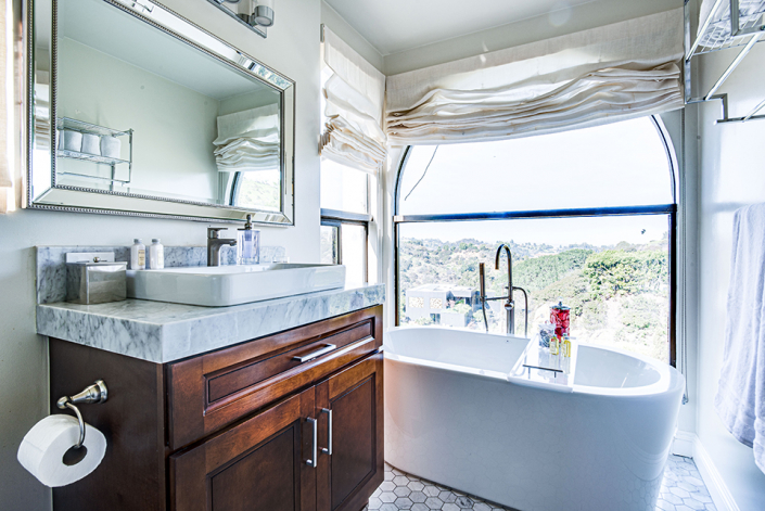 hollywood hills villa rental bathtub