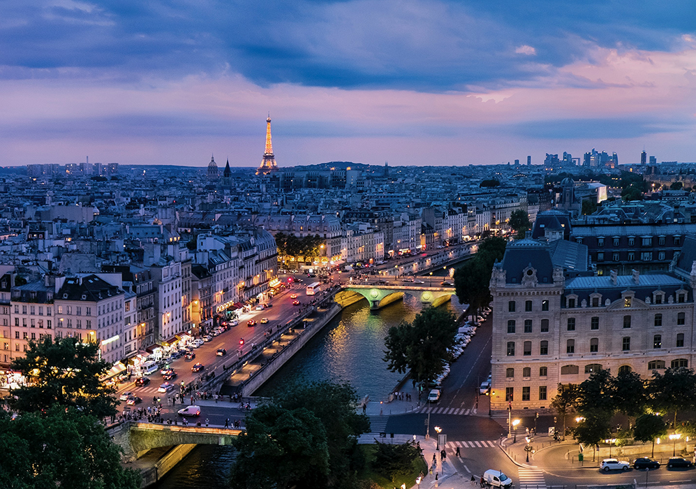 trendy paris restaurants at night