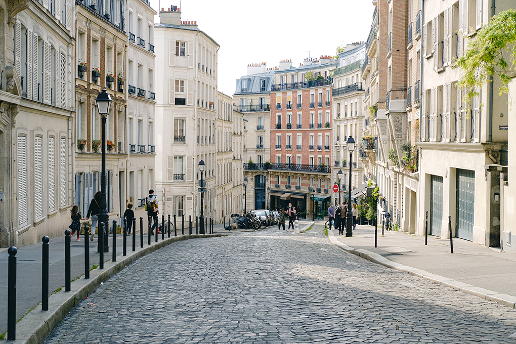 trendy paris restaurants street