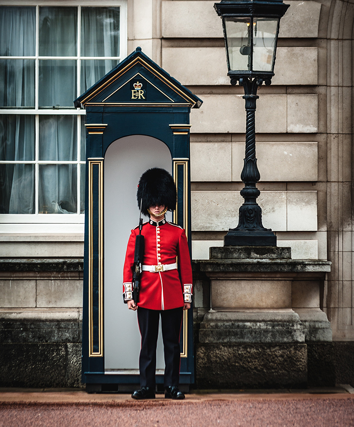 london travel guide queens guard